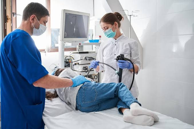 Equipamento moderno utilizado em exames de endoscopia digestiva