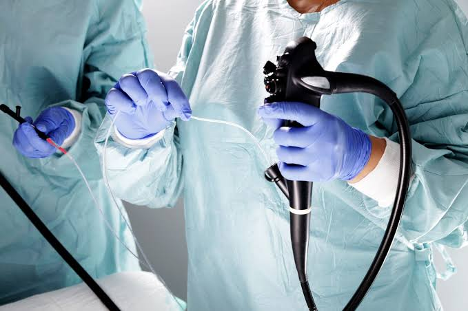 Profissional realizando exame de endoscopia com equipamento médico